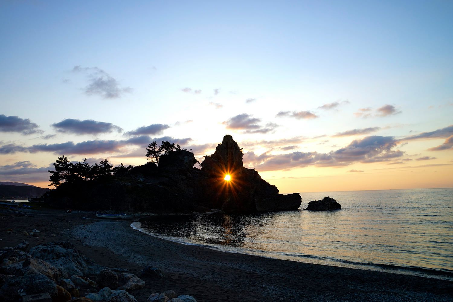 北陸物facebook 輪島市曽々木海岸の神秘 岩の間から 太陽が顔を出す 北陸物語