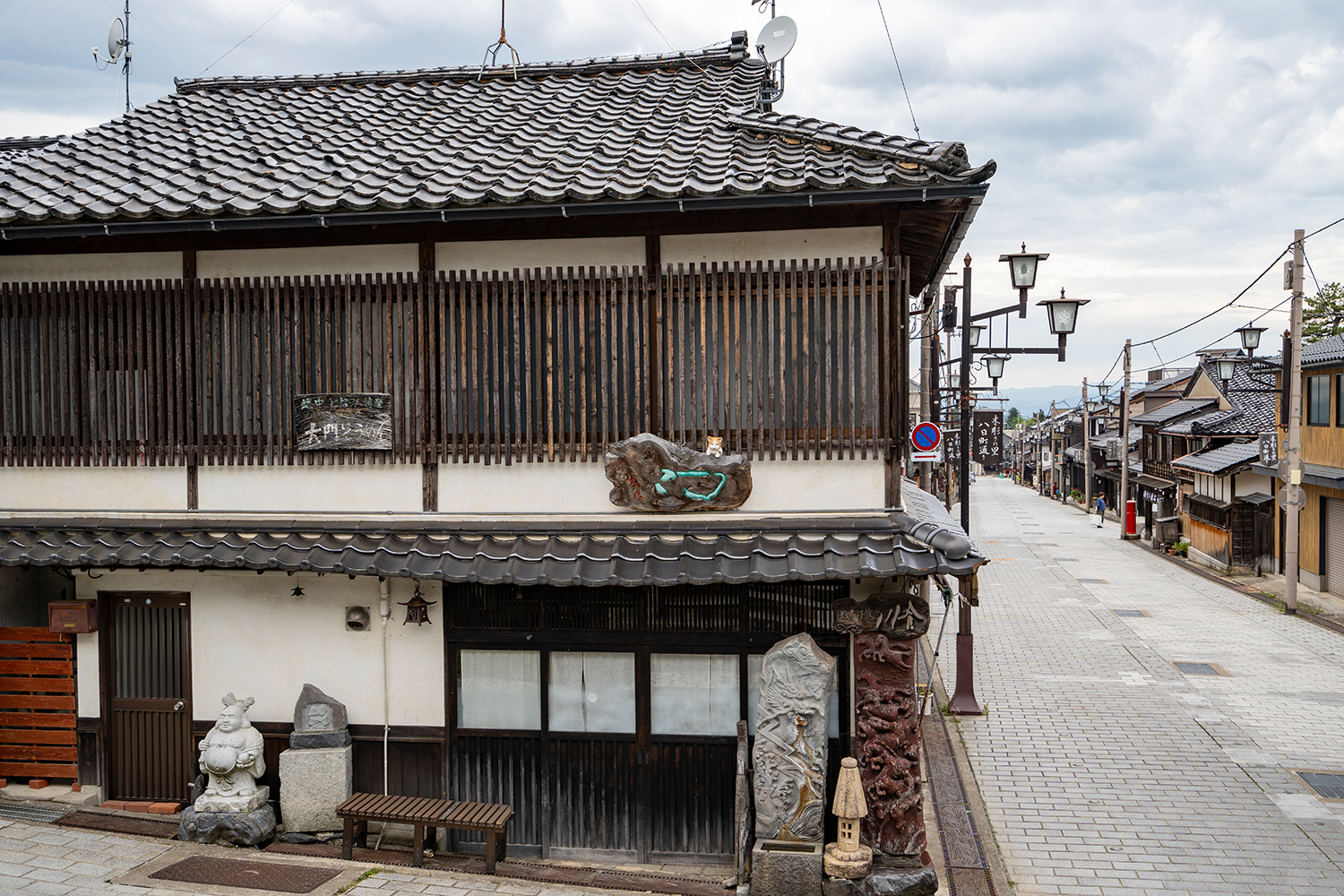 【願いが叶う】財運を招く白蛇と猫｜井波彫刻 招き猫 くすのき 木彫り 野中願児作 井波彫刻伝統工芸士展 - 木彫野中願児ホームページ
