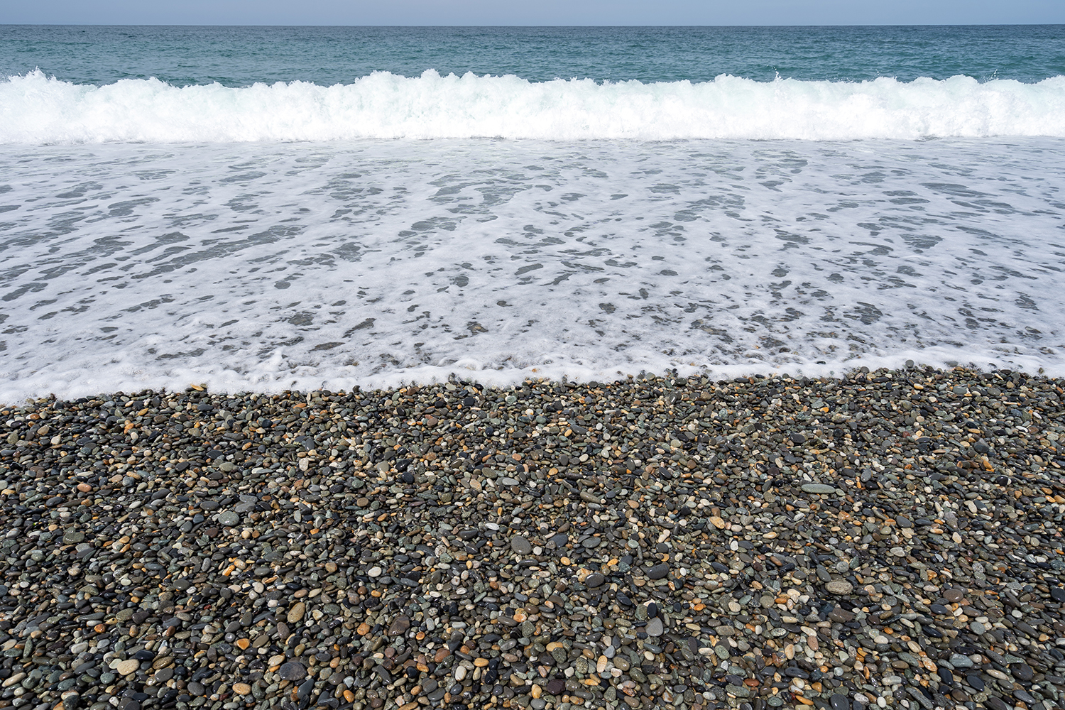 夏休みは日本海で宝石拾い／富山県朝日町「ヒスイ海岸」 | 北陸物語