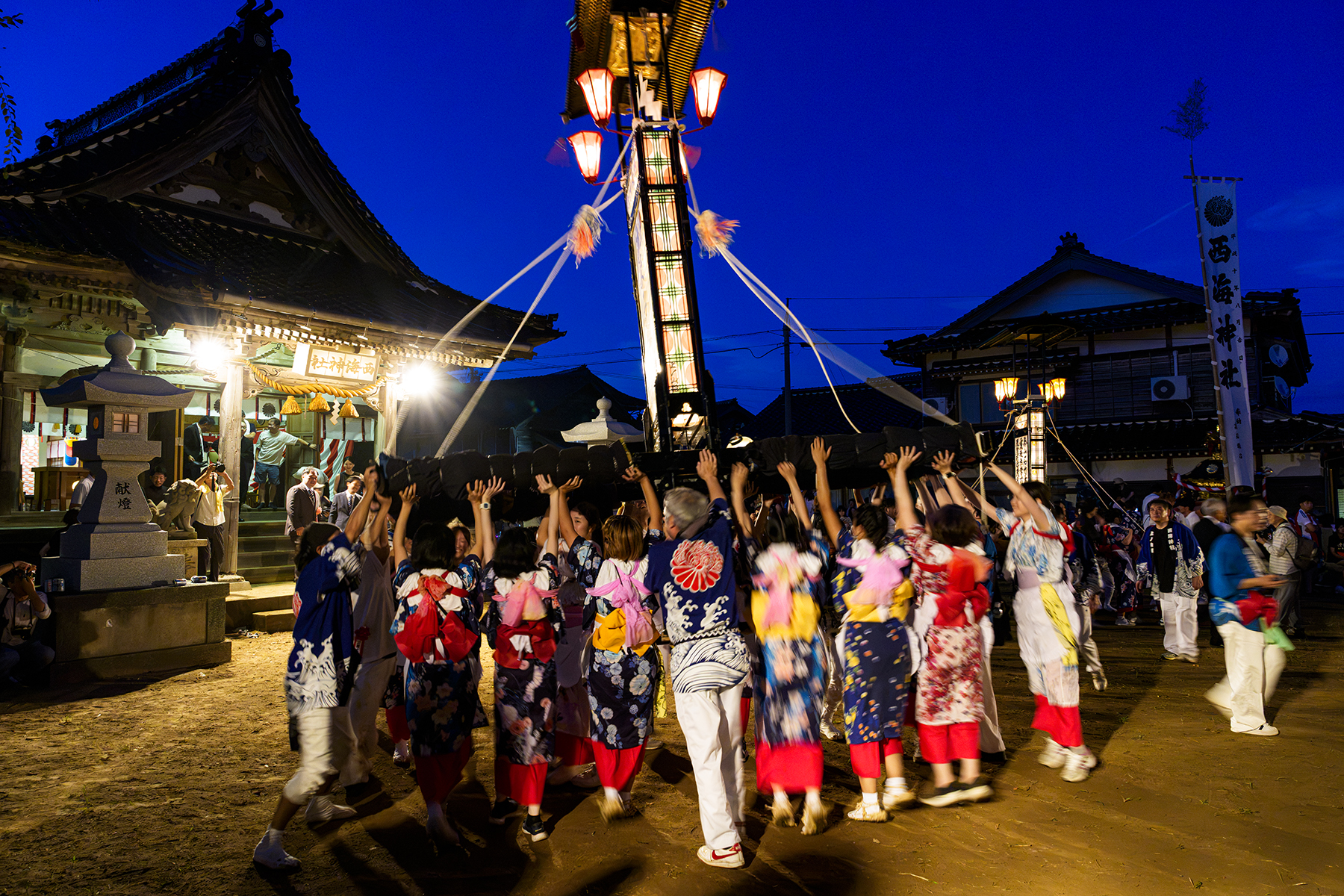 女性たちも担ぐキリコ祭り | 北陸物語